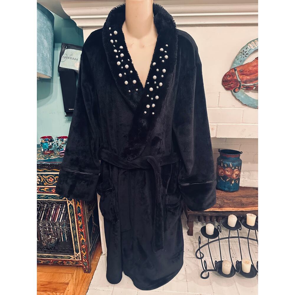 NWOT P.J. SALVAGE LUXE AFFAIR BLACK PLUSH FAUX FUR ROBE W/PEARL EMBELLISHMENTS